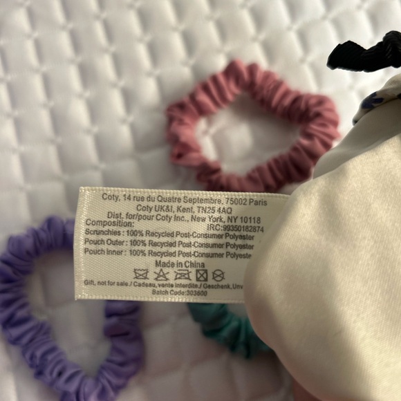 NWT Gucci Beauty Satin Scrunchie Set – 3-Pack w/ Floral Pouch - Picture 6 of 11